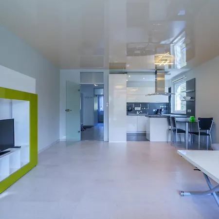 Private Apartment *
